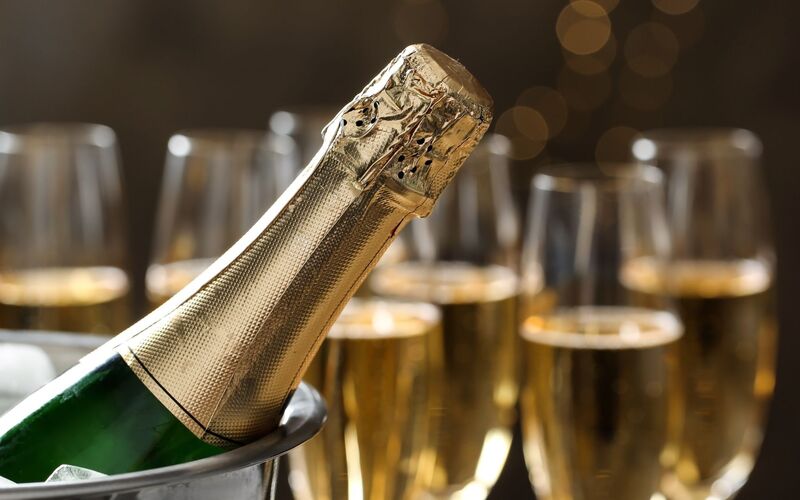 シャンパンとスパークリングワインの違いは？製法・産地・ブドウなど徹底解説