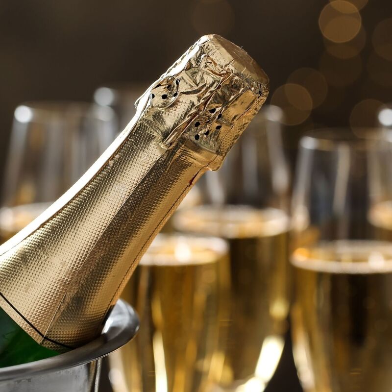 シャンパンとスパークリングワインの違いは？製法・産地・ブドウなど徹底解説