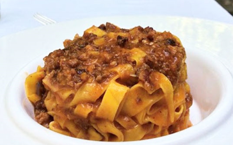 イタリア メディチのおばあちゃんのレシピ 2皿目：ボロネーゼ・ラグーソースのタリアテッレ 