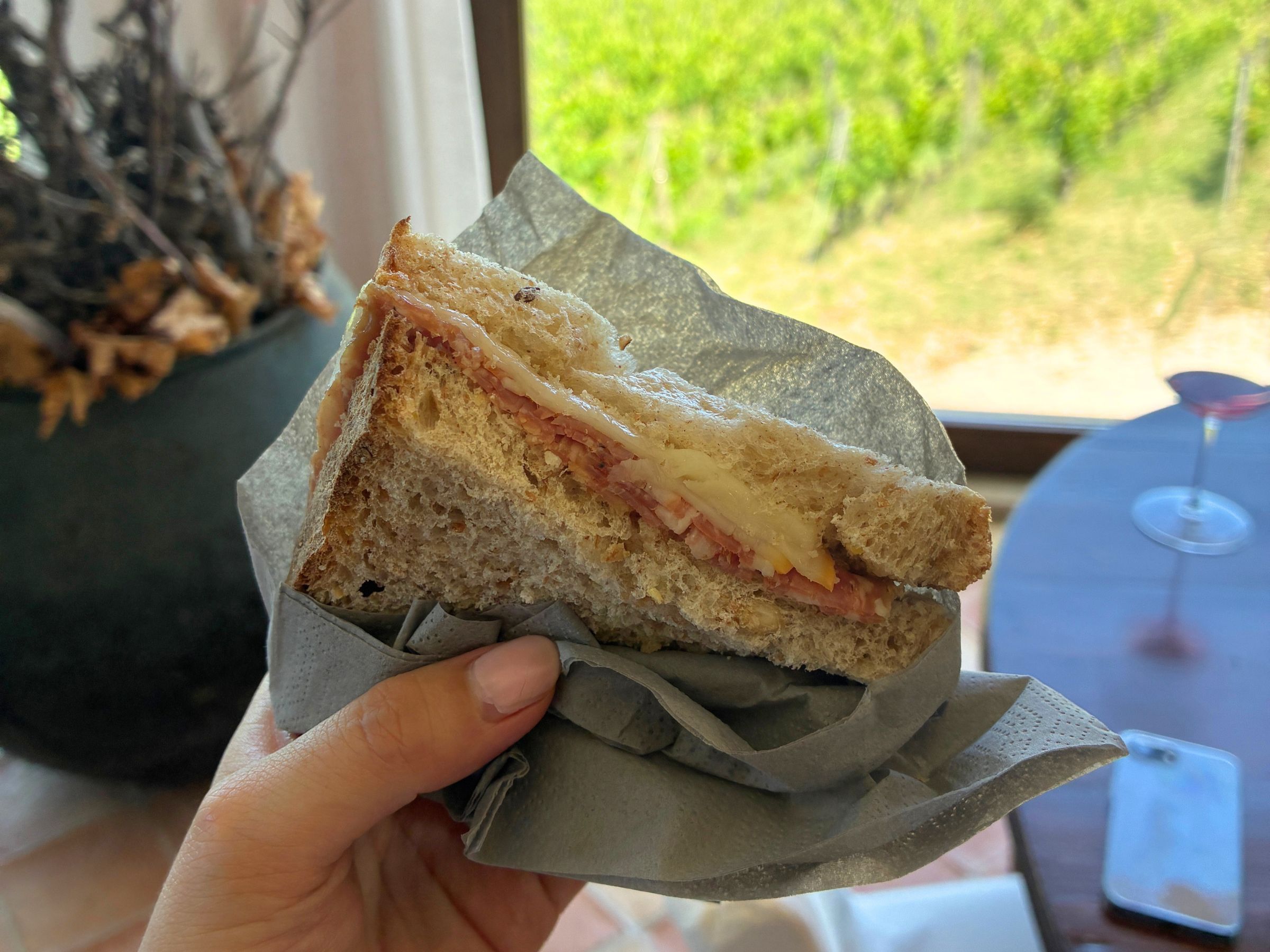 ハムやサラミとチーズのサンドイッチ